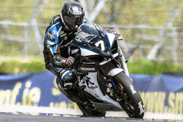 Image linking to Peter Moloney motorcycle racing photos
