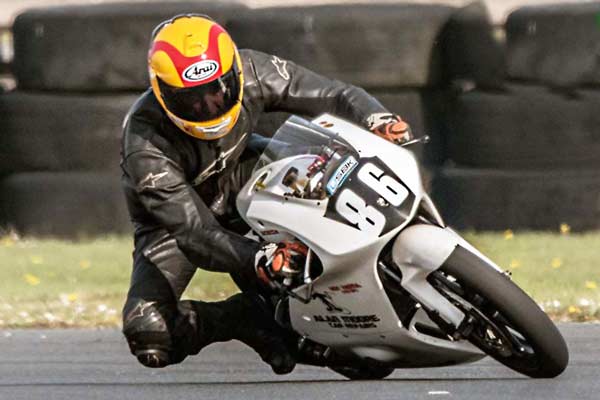 Image linking to Nigel Moore motorcycle racing photos